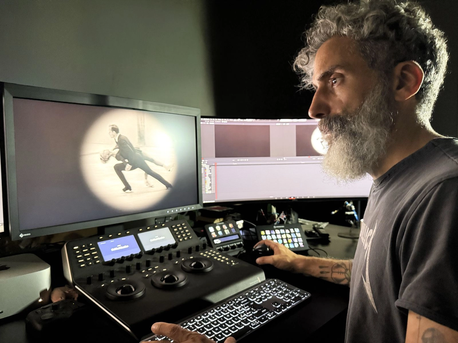 Juri Cerusico al lavoro in studio su una post-produzione cinematografica