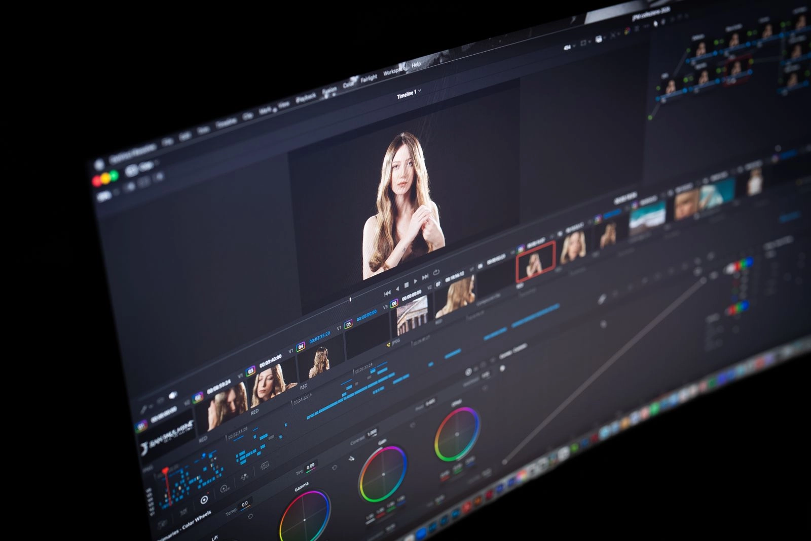 Monitor professionale durante una sessione di post-produzione cinema e color grading